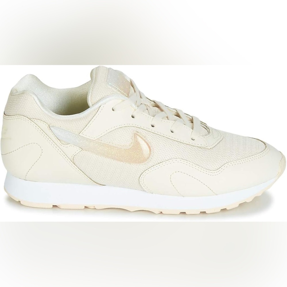 Nike Women’s premium pale Ivory track & field outburst sneaker size 10